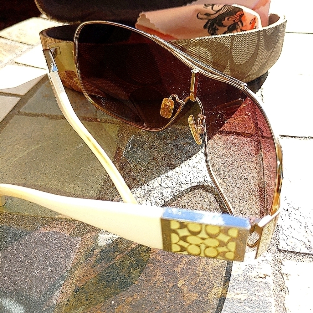 COACH SUNGLASSES AND CLAM SHELL CASE - Picture 1 of 14